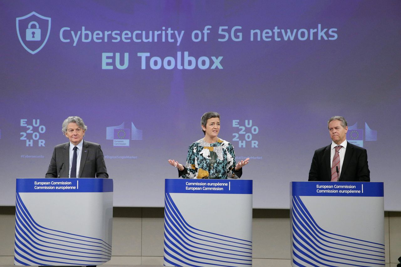 Eurocommissarissen Thierry Breton (l), Margrethe Vestager (midden) en Maroš Šefčovič (r) woensdag bij de presentatie van de zogeheten ‘gereedschapskist voor veilig 5G’.