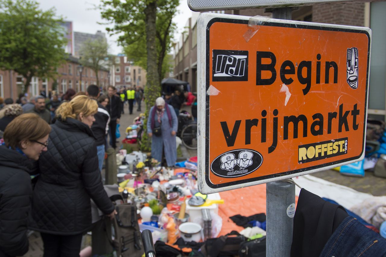 Traditiegetrouw gaat de vrijmarkt in de binnenstad van Utrecht al de avond voor Koningsdag van start.