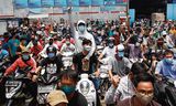 Anggota serikat pekerja di Indonesia turun ke jalan di Jakarta pada hari Selasa untuk berdemonstrasi menentang undang-undang baru yang memotong pesangon dan memudahkan investor untuk melakukan bisnis.