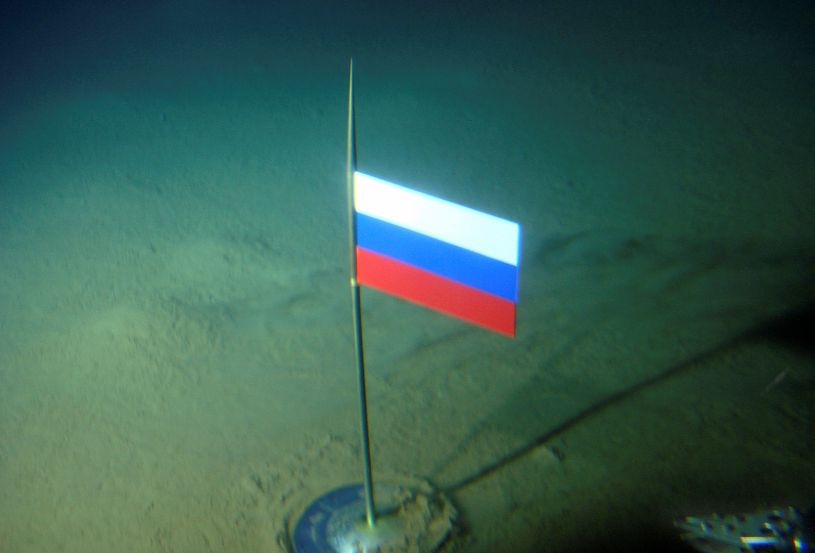 Archieffoto van de Russische vlag die Rusland in 2007 met behulp van een onderzeeër plantte op de zeebodem van de Noordpool.