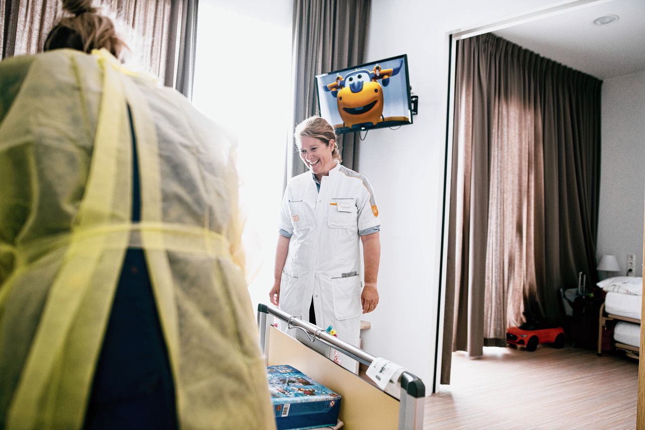 Oncoloog Kathelijne Kraal bezoekt een van de Oekraïense patiënten in het Prinses Máxima Centrum. Vanuit Polen zijn ruim vierhonderd kinderen naar landen in Europa en Noord-Amerika gebracht, gecoördineerd door kinderoncologisch netwerk Safer.