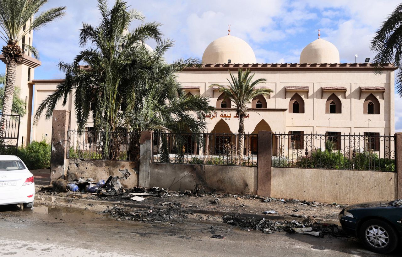Beschadigde moskee dichtbij de plek waar een dubbele bomaanslag plaatsvond in Benghazi.