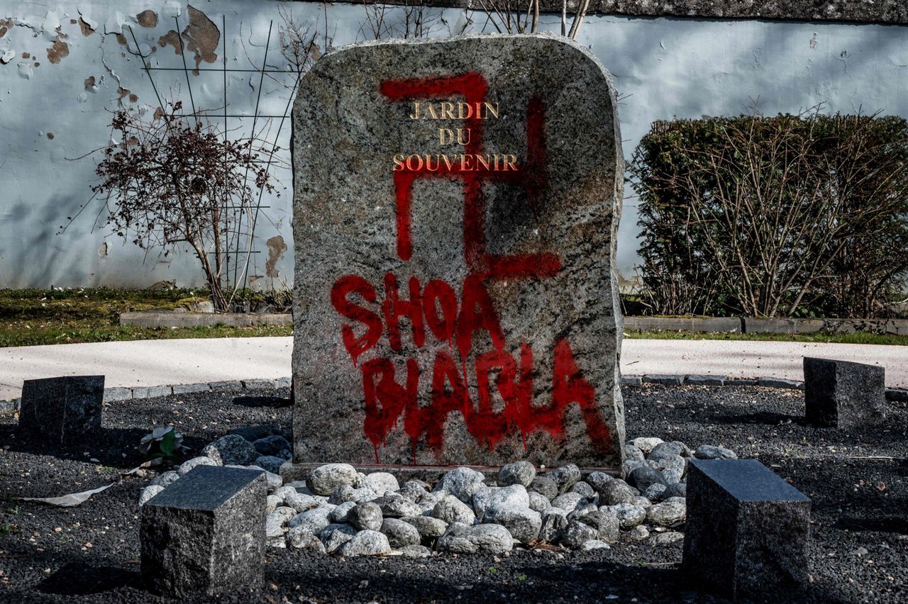 Antisemitische grafitty op begraafplaats in Frankrijk.
