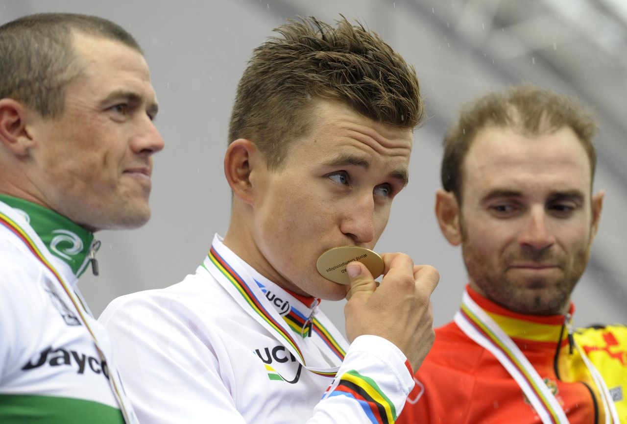 De Poolse Michal Kwiatkowski (C) kust zijn gouden medaille.