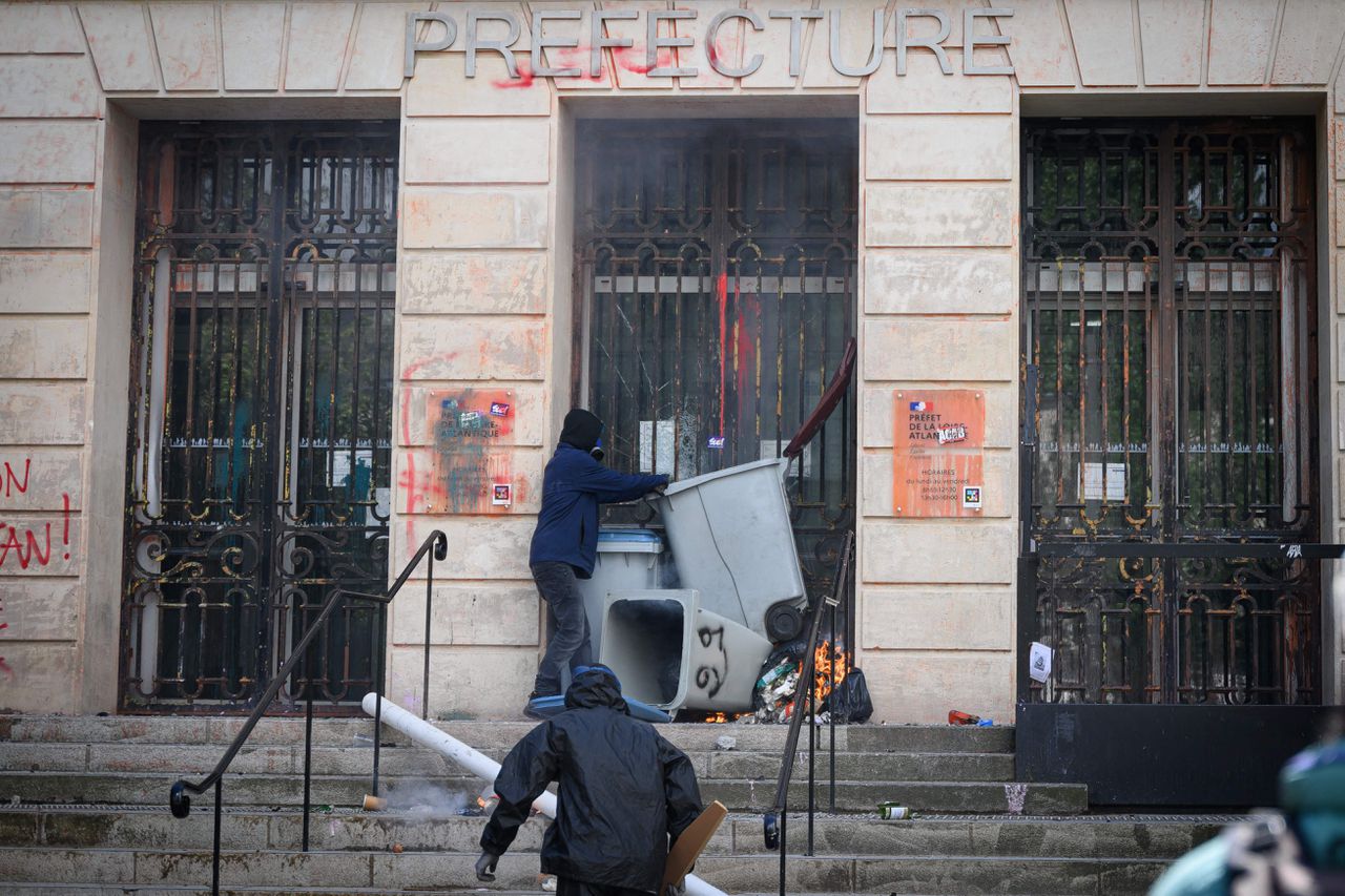 In brand gestoken auto’s en inzet van traangas tijdens uit de hand gelopen protesten in Frankrijk 