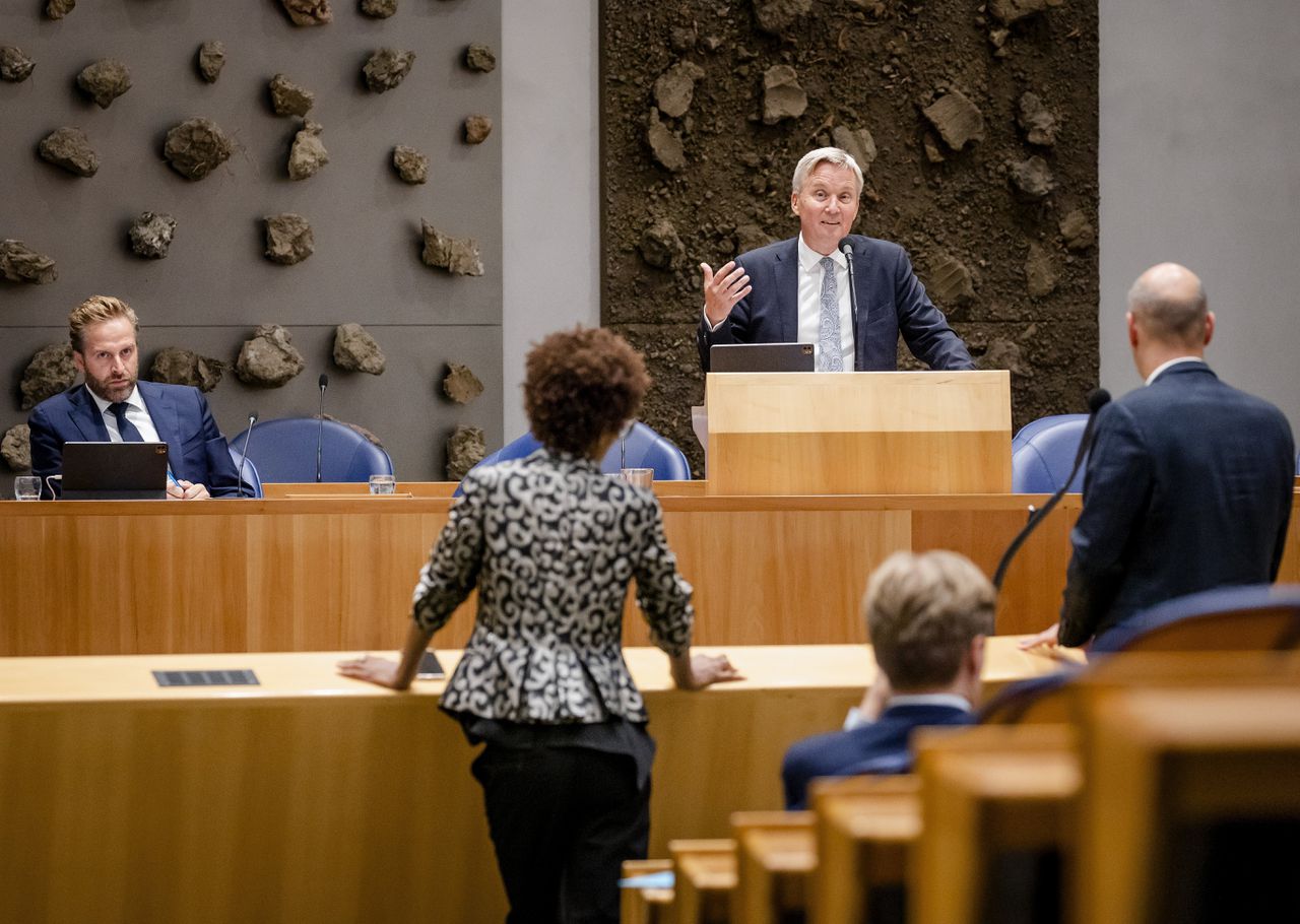 Staatssecretaris Eric van der Burg (Asiel en Migratie, VVD), donderdag in de Tweede Kamer tijdens het debat over de asielcrisis.