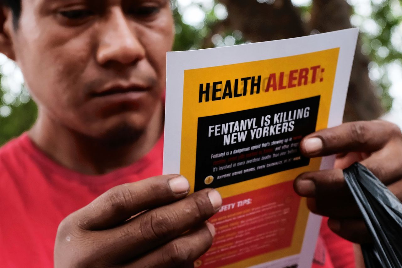 Een heroïne-gebruiker leest een waarschuwing voor fentanyl.