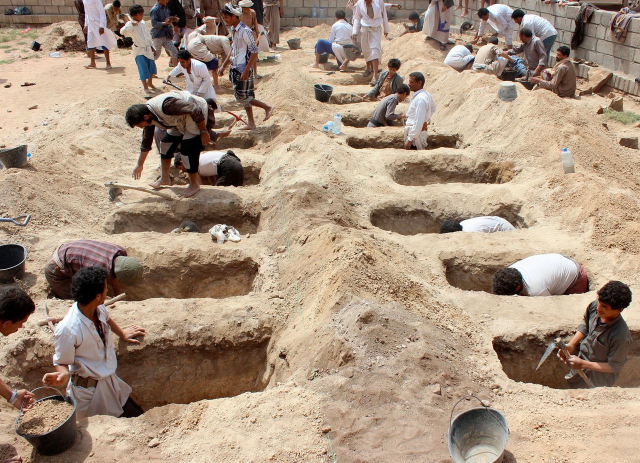 Inwoners van Jemen graven graven voor kinderen die omkwamen toen de bus waarin zij zaten werd getroffen door een luchtaanval, die werd geleid door Saoedi-Arabië.