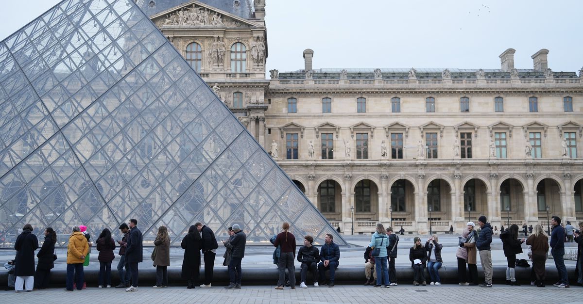 Gestolen kroonjuwelen, kassafraude, kwetsbare draagbalken: de zeven plagen die het Louvre teisteren