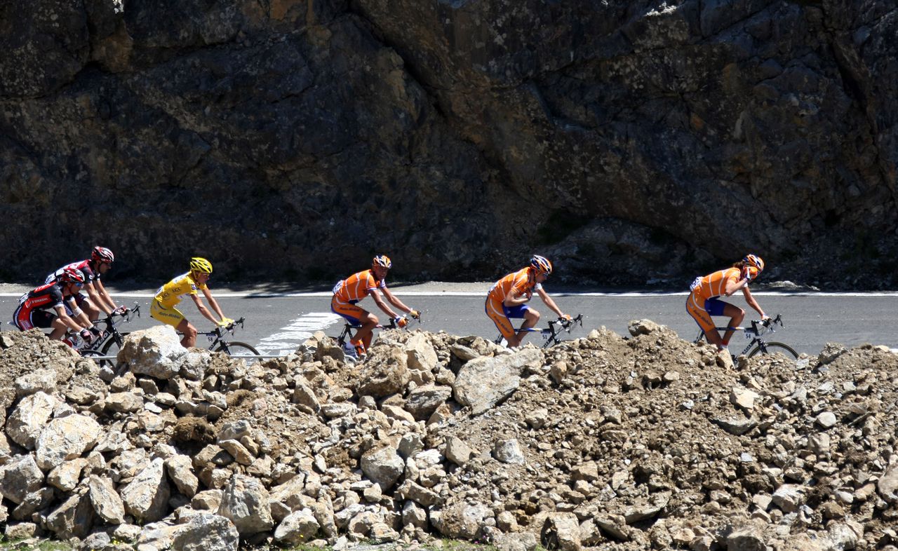 Yellow jersey Denmark's Michael Rasmussen (Rabobank/Ned) rides behind his teammates during the 16th stage of the 94th Tour de France cycling race between Orthez and Gourette Aubisque, 25 July 2007. AFP PHOTO / FRANCK FIFE