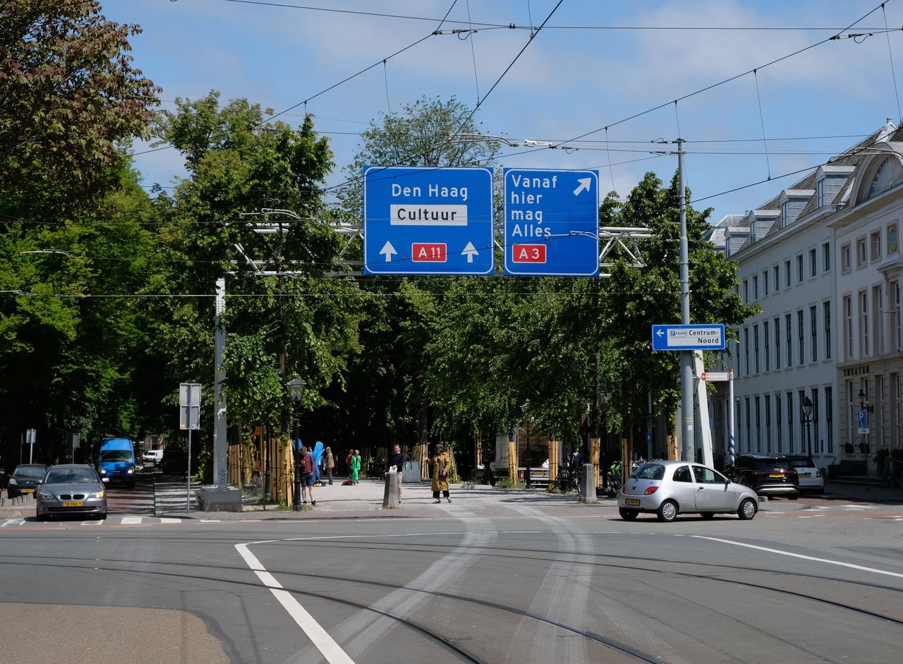 Twee snelwegborden bij flaneerzone in Den Haag markeren entree expositie 