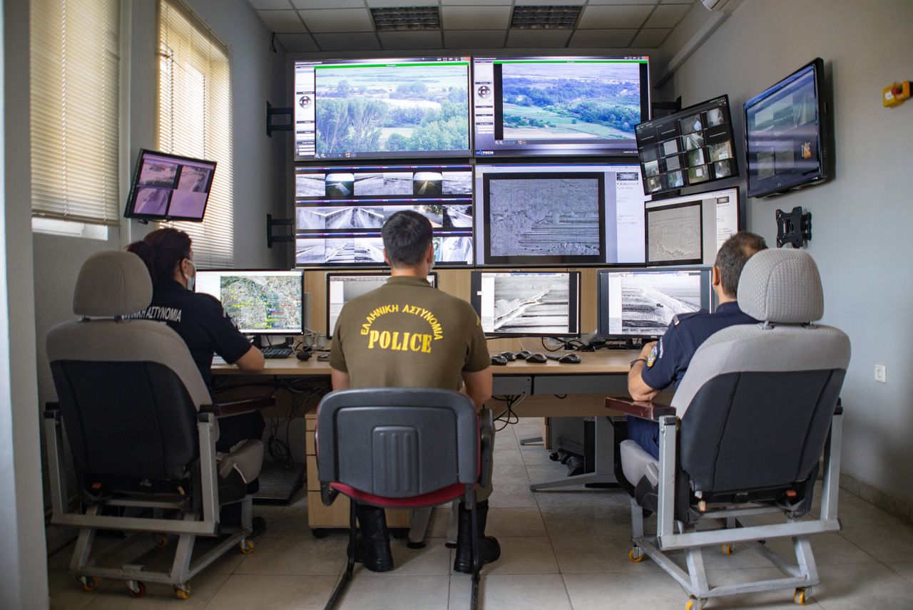 Een controlekamer in Nea Vyssa, waar de Turks-Griekse grensovergangen in de gaten worden gehouden.