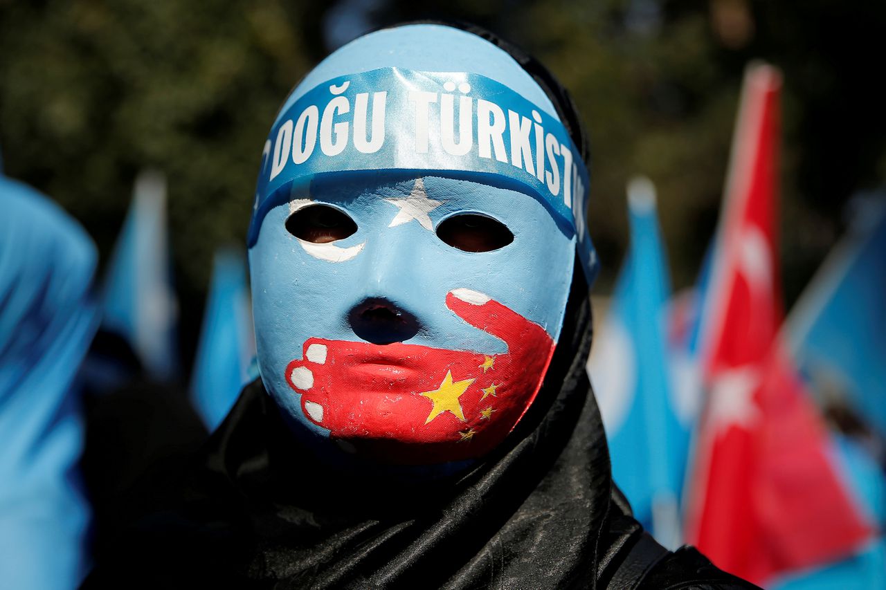 Een Oeigoer tijdens een demonstratie voor het Chinese consulaat in Istanbul eerder dit jaar.