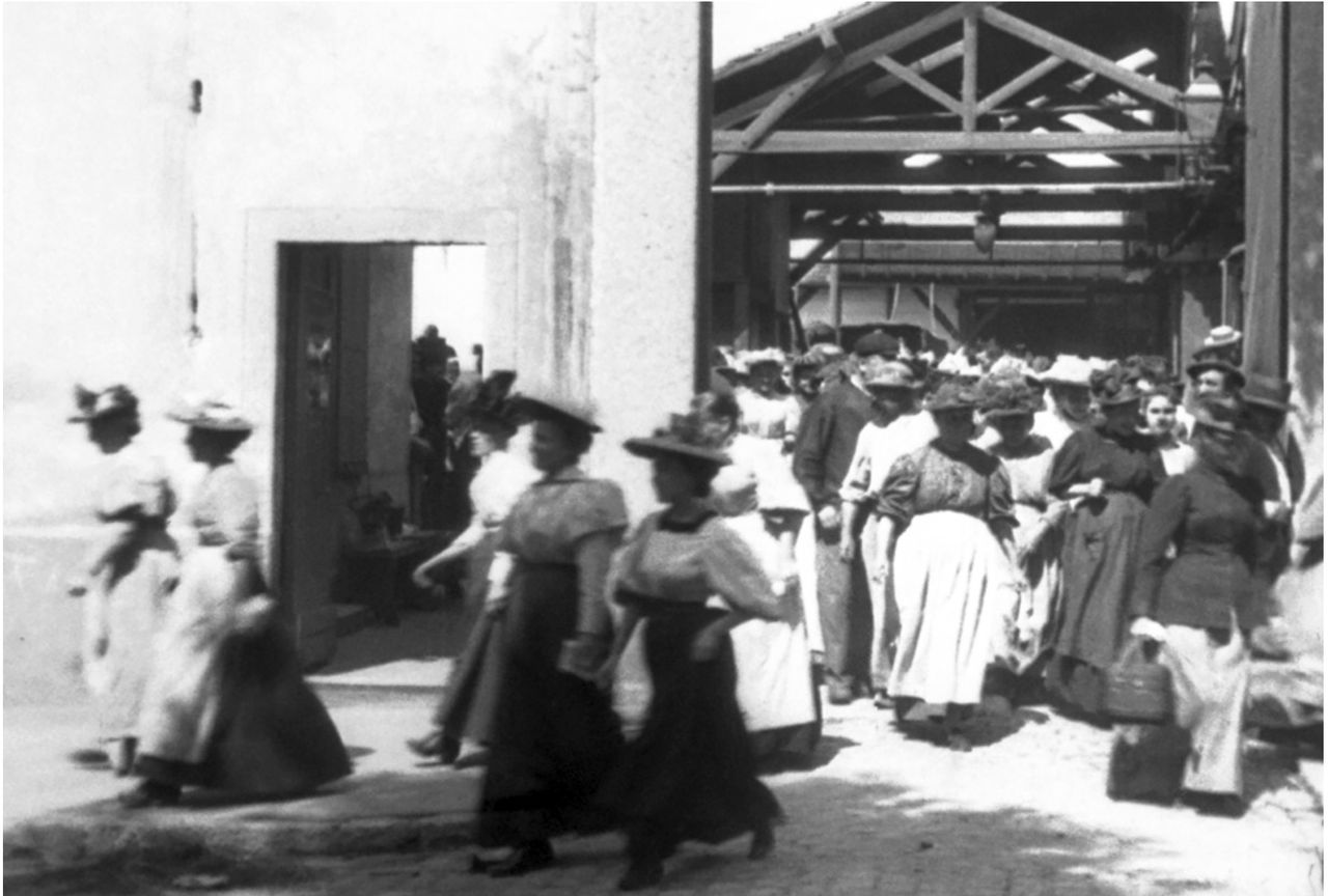 La Sortie De L Usine Lumière à Lyon 300 films over mensen aan het werk (en vooral op weg naar huis) - NRC