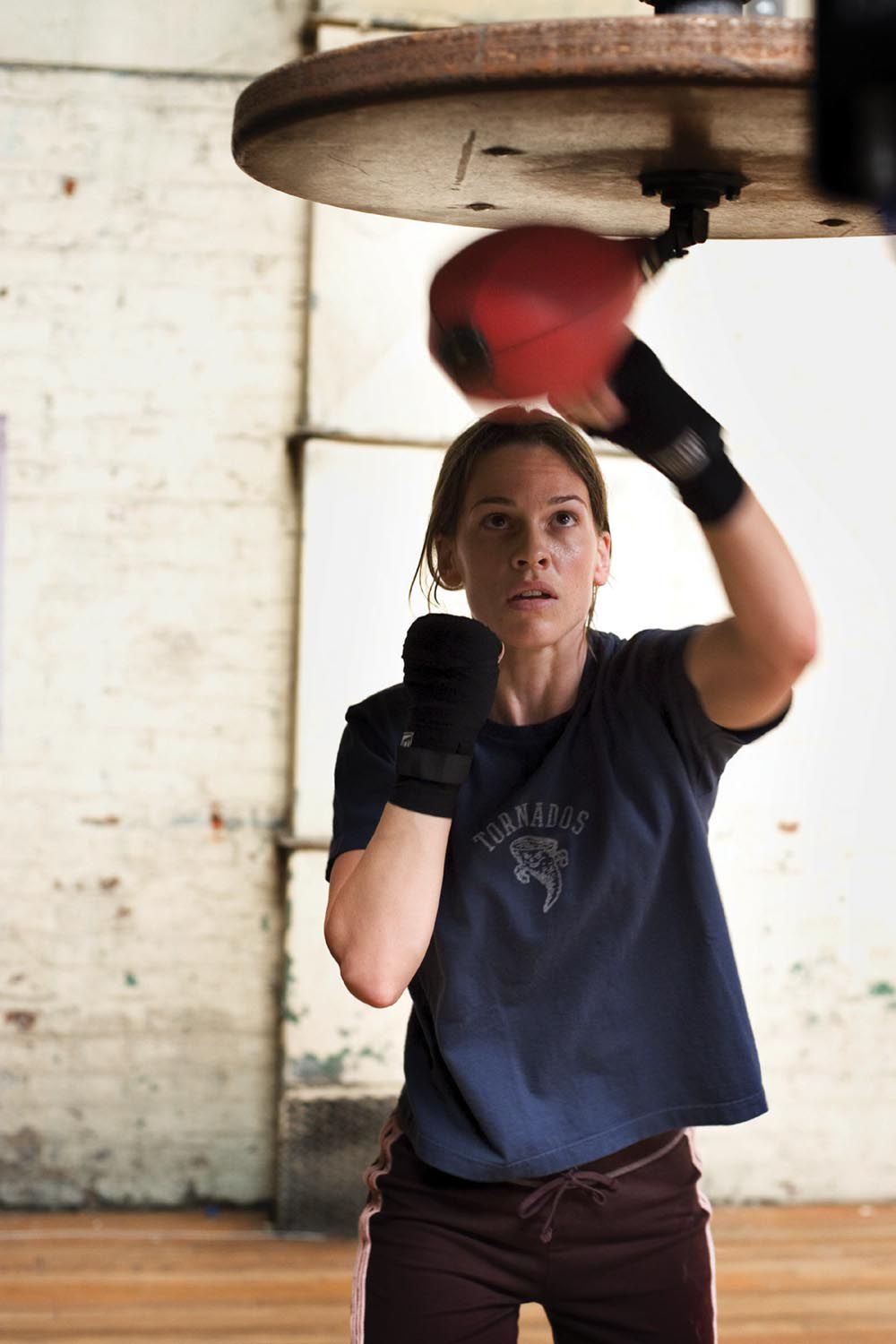 Net als Hilary Swank in ‘Million Dollar Baby’ je biceps trainen HILARY SWANK as Maggie in Warner Bros. Pictures’ drama “Million Dollar Baby.” The Malpaso production also stars Clint Eastwood and Morgan Freeman. PHOTOGRAPHS TO BE USED SOLELY FOR ADVERTISING, PROMOTION, PUBLICITY OR REVIEWS OF THIS SPECIFIC MOTION PICTURE AND TO REMAIN THE PROPERTY OF THE STUDIO. NOT FOR SALE OR REDISTRIBUTION.