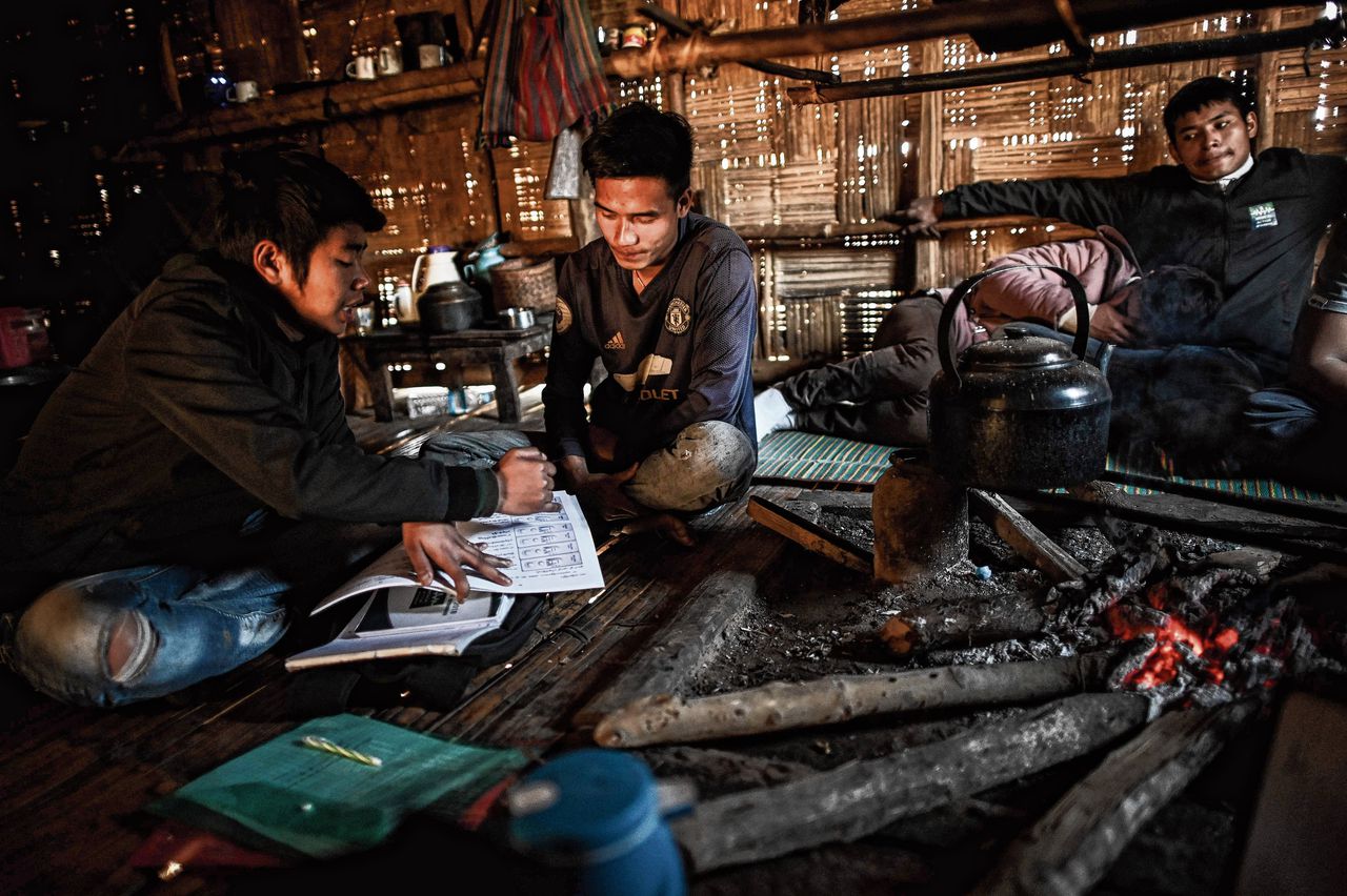Voorlichters in Myanmar bezoeken een afgelegen dorpje om een lokale gezondheidswerker over malaria te onderwijzen.