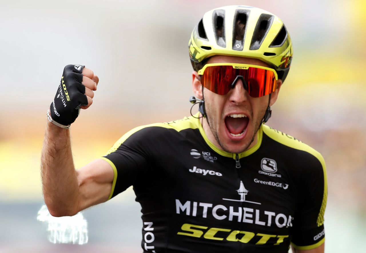 Simon Yates wint eerste Pyreneeën-etappe in Tour, Alaphilippe houdt het geel 