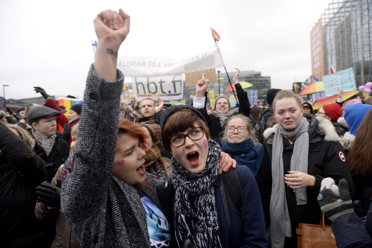 Voorstanders van het homohuwelijk vieren feest in Helsinki nadat het Finse parlement heeft ingestemd met het homohuwelijk.