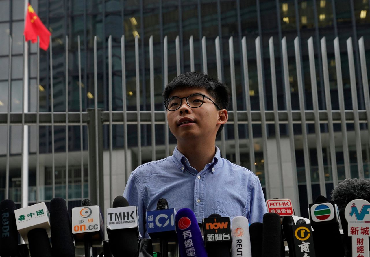 Wong staat journalisten te woord nadat hij zijn diskwalificatie bekend heeft gemaakt.