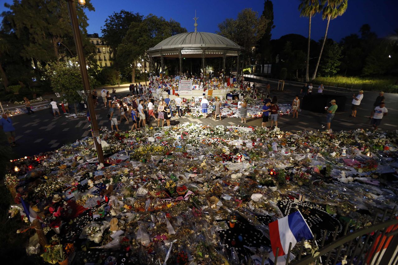 Bloemen op de boulevard in Nice waar vorige week 84 mensen om het leven kwamen bij een aanslag.