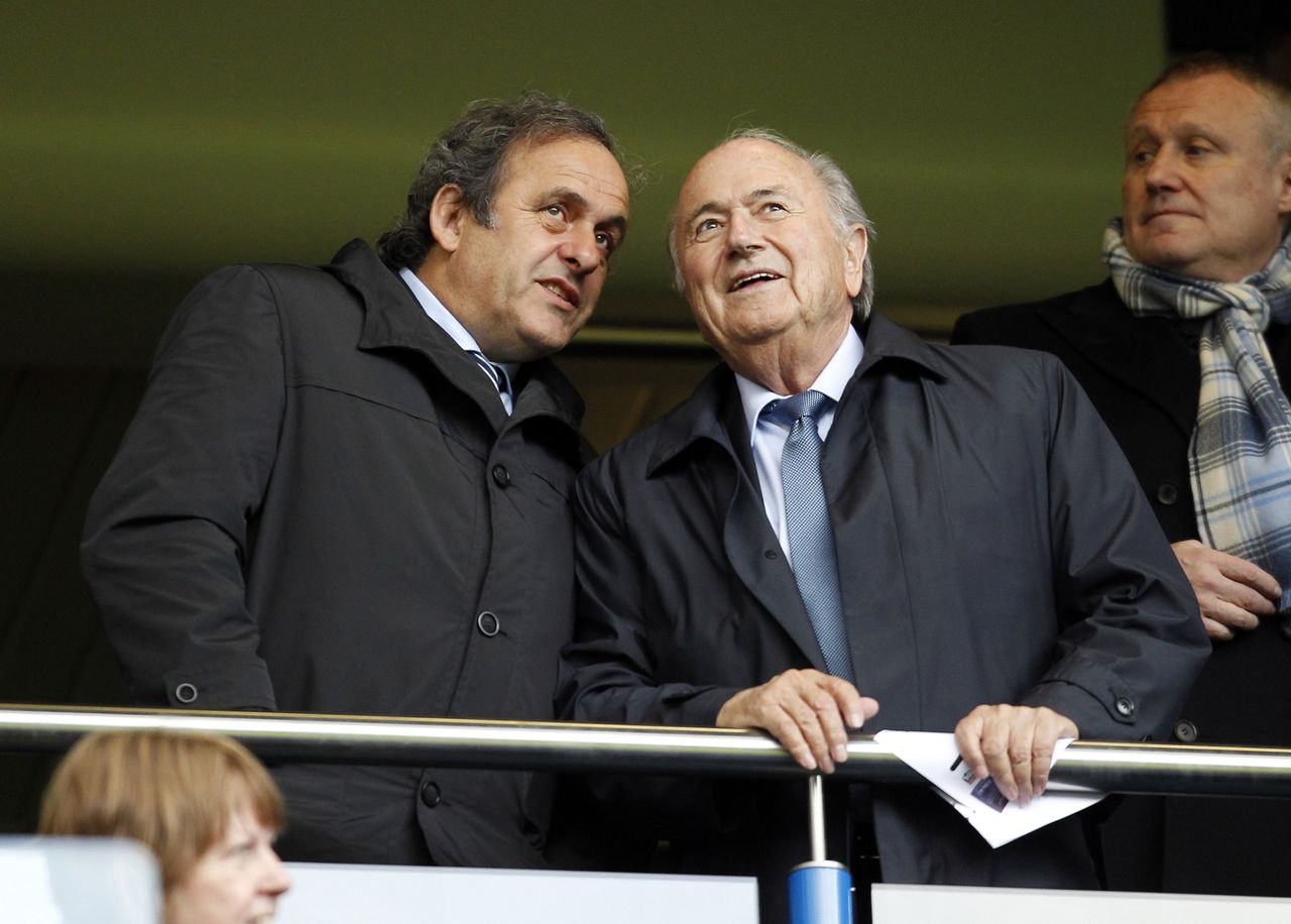 UEFA-voorzitter Michel Platini (l) en FIFA-voorzitter Sepp Blatter eerder deze maand.