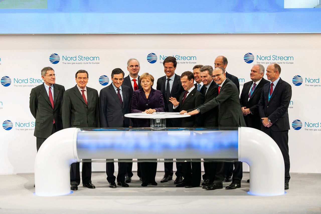 O.a. Gerhard Schröder, François Fillon, Angela Merkel, Mark Rutte en Dmitri Medvedev bij de opening van Nord Stream, 8 november 2011, in Lubmin, Duitsland. Matthias Warnig, oud-Stasi-majoor en directeur van Nord Stream, staat aan de rechterkant.