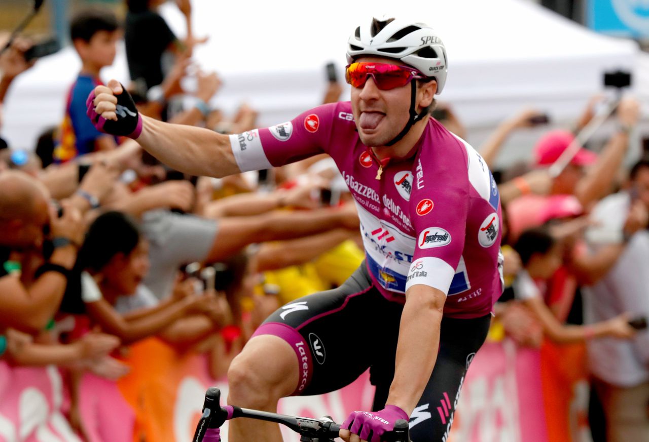 Elia Viviani wint derde etappe Giro in blakende hitte 