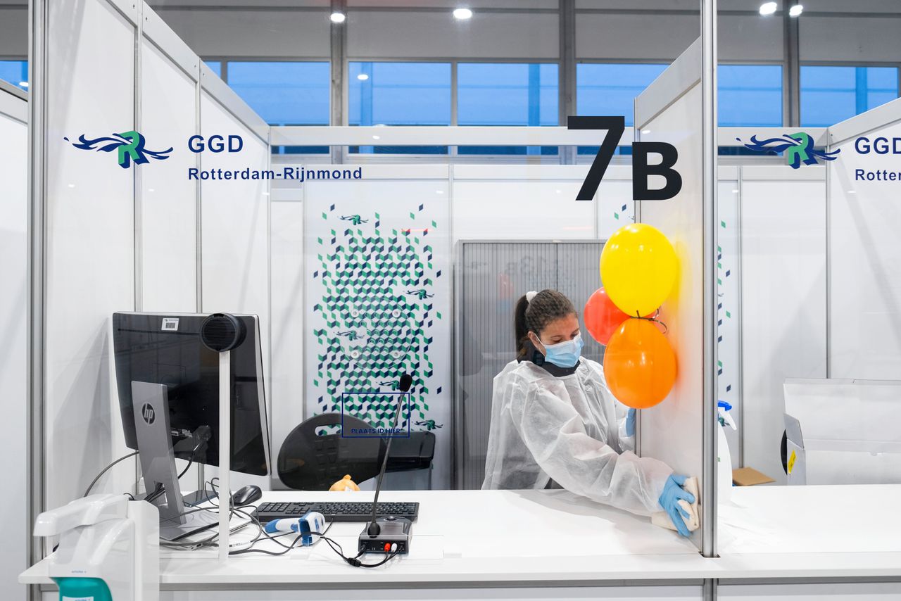 De test- en vaccinatielocatie van de GGD op de luchthaven van Rotterdam.