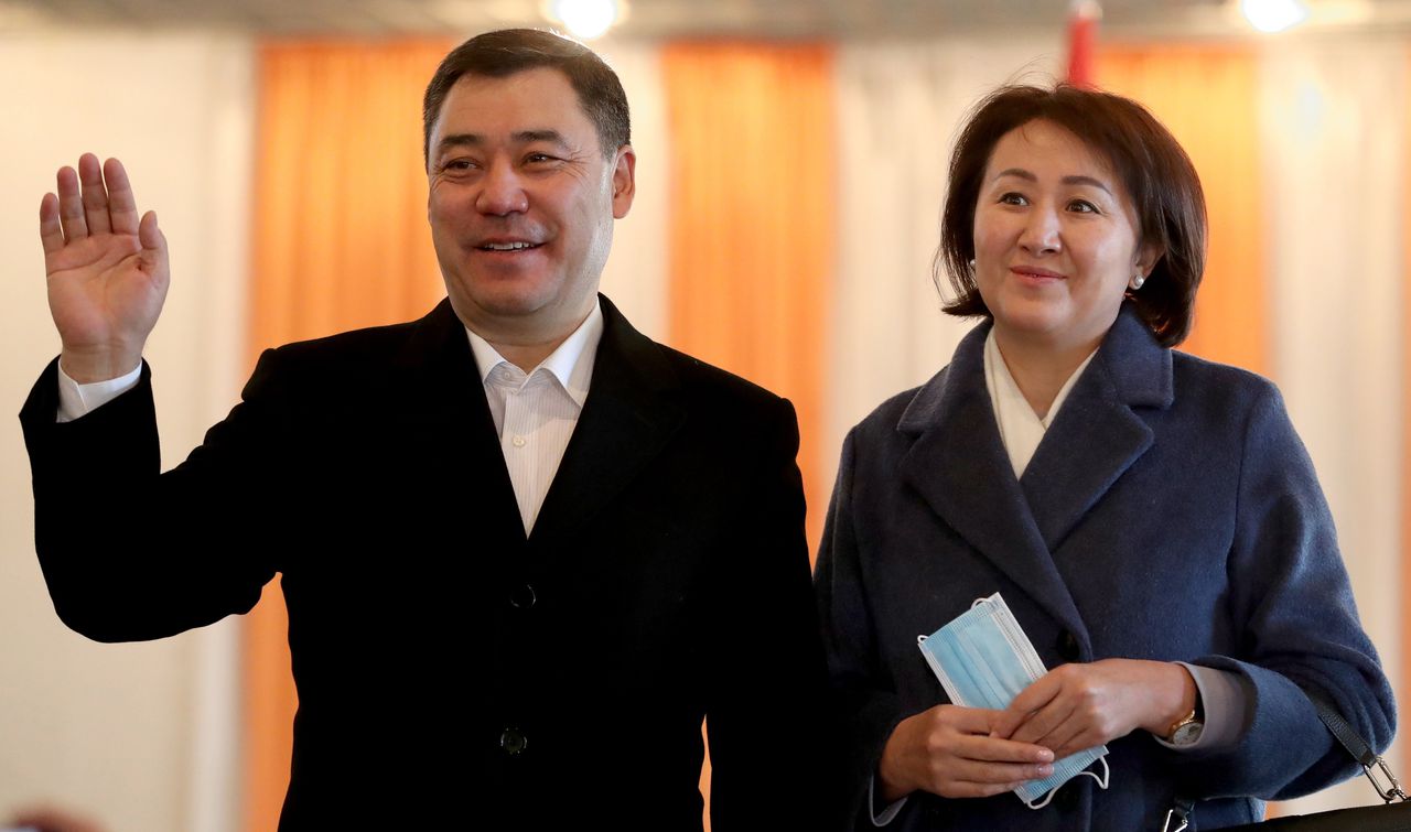 Nationalist Sadyr Zjaparov wint overtuigend presidentsverkiezingen Kirgizië 