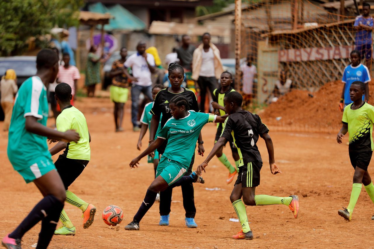 Meisjes van de Rails Foot Academy op de training in de Kameroense hoofdstad Yaoundé. De school werd mede opgericht door sterspeelster Gaelle Enganamouit van de nationale ploeg.