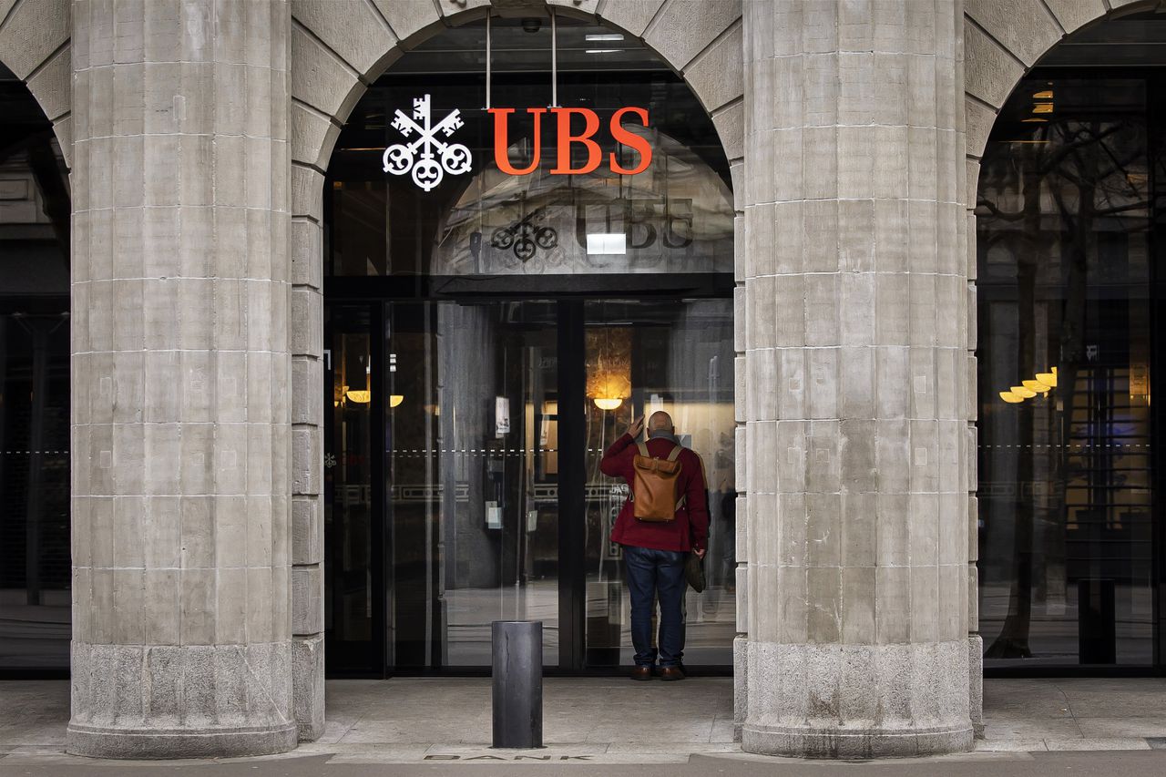‘Zwitserse bank UBS neemt Credit Suisse over voor 2 miljard dollar’ 