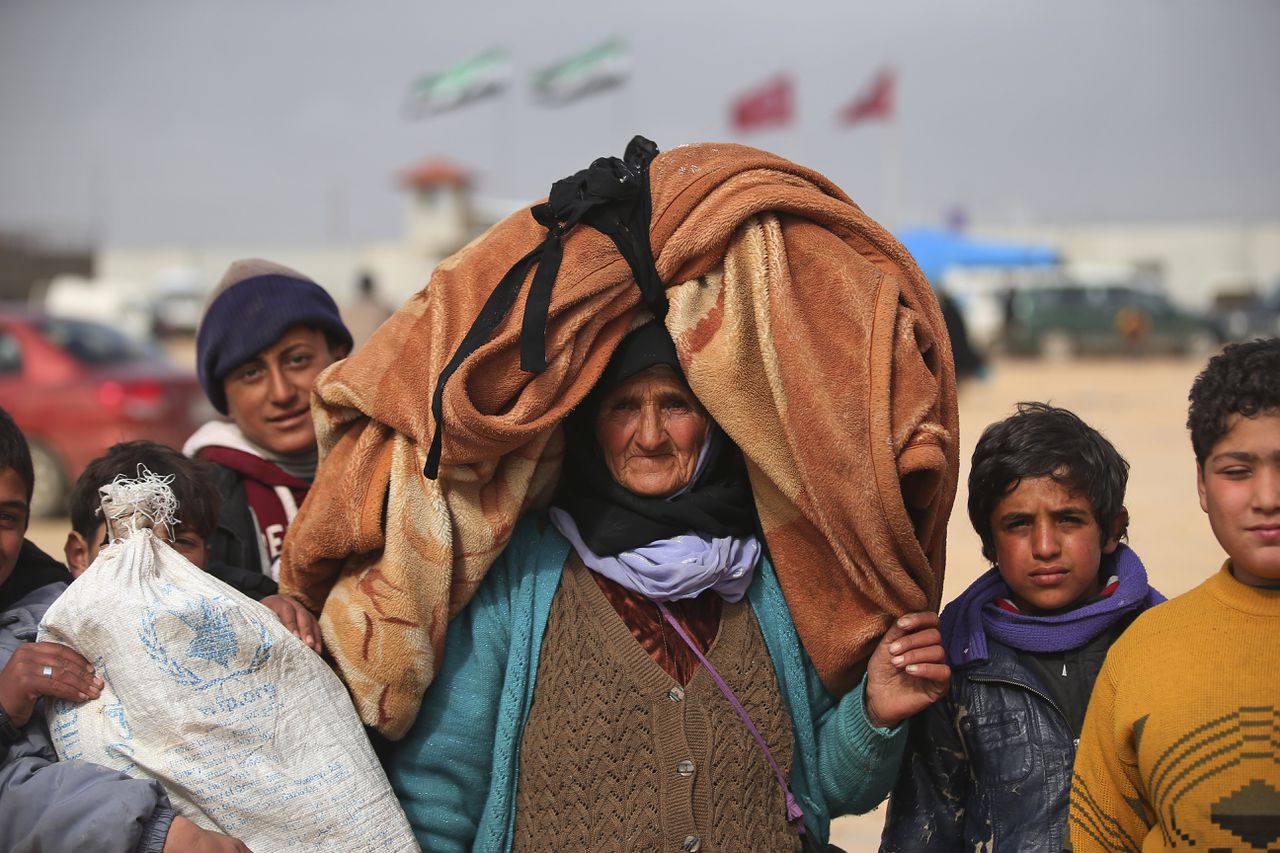 Syrische vluchtelingen op weg naar de Bab al-Salam grens. Turkije houdt vooralsnog de grens dicht voor deze vluchtelingen.