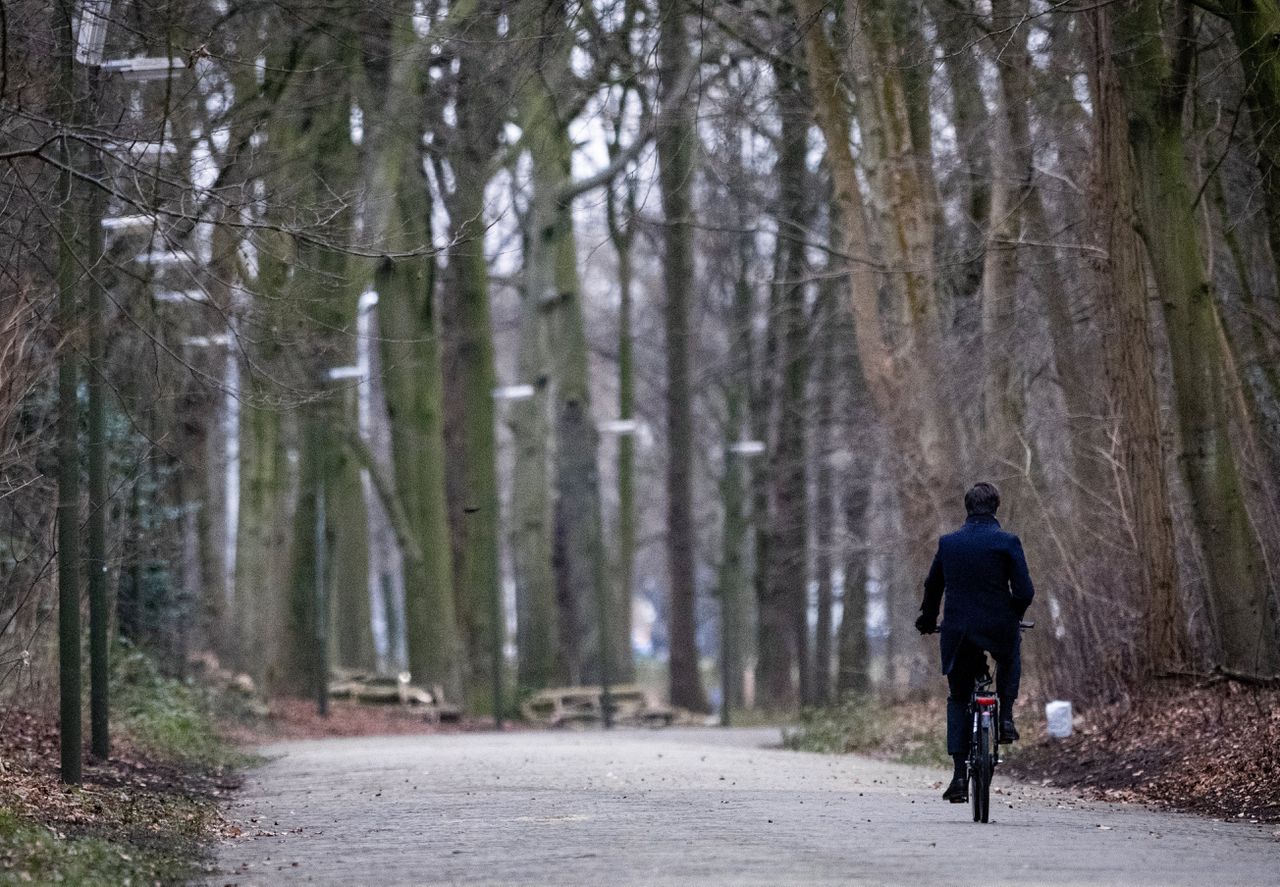 Premier Mark Rutte fietst op 15 januari naar Paleis Huis ten Bosch om zijn ontslag aan te bieden bij koning Willem-Alexander.