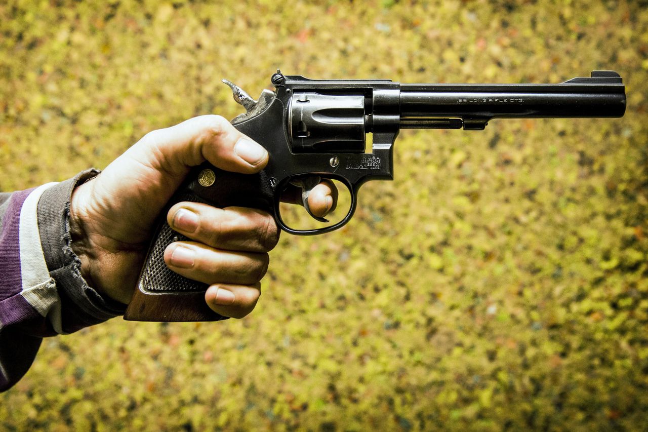 Een man schiet met een revolver op de schietbaan in Nieuwkoop