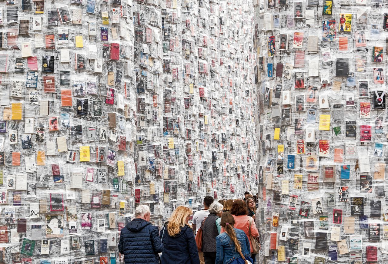 Publiek loopt door ‘The Parthenon of Books’ van de Argentijnse kunstenaar Marta Minujin.