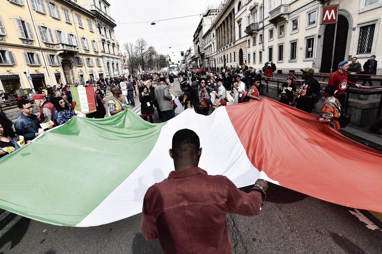 Een demonstratie tegen racisme trok zaterdag in Milaan tienduizenden deelnemers.