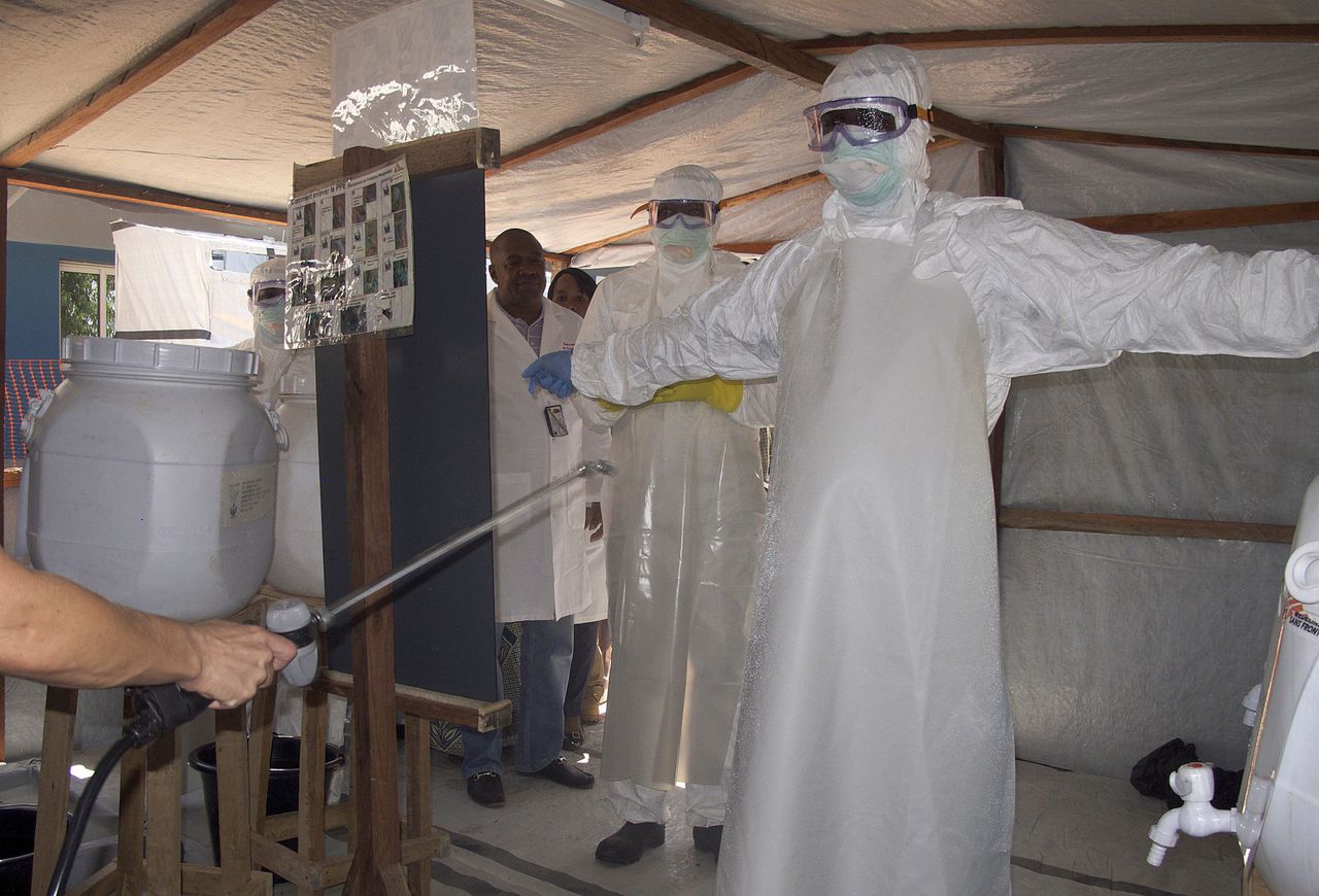 In Mali wordt zorgpersoneel ontsmet bij een behandelcentrum voor ebolapatiënten.