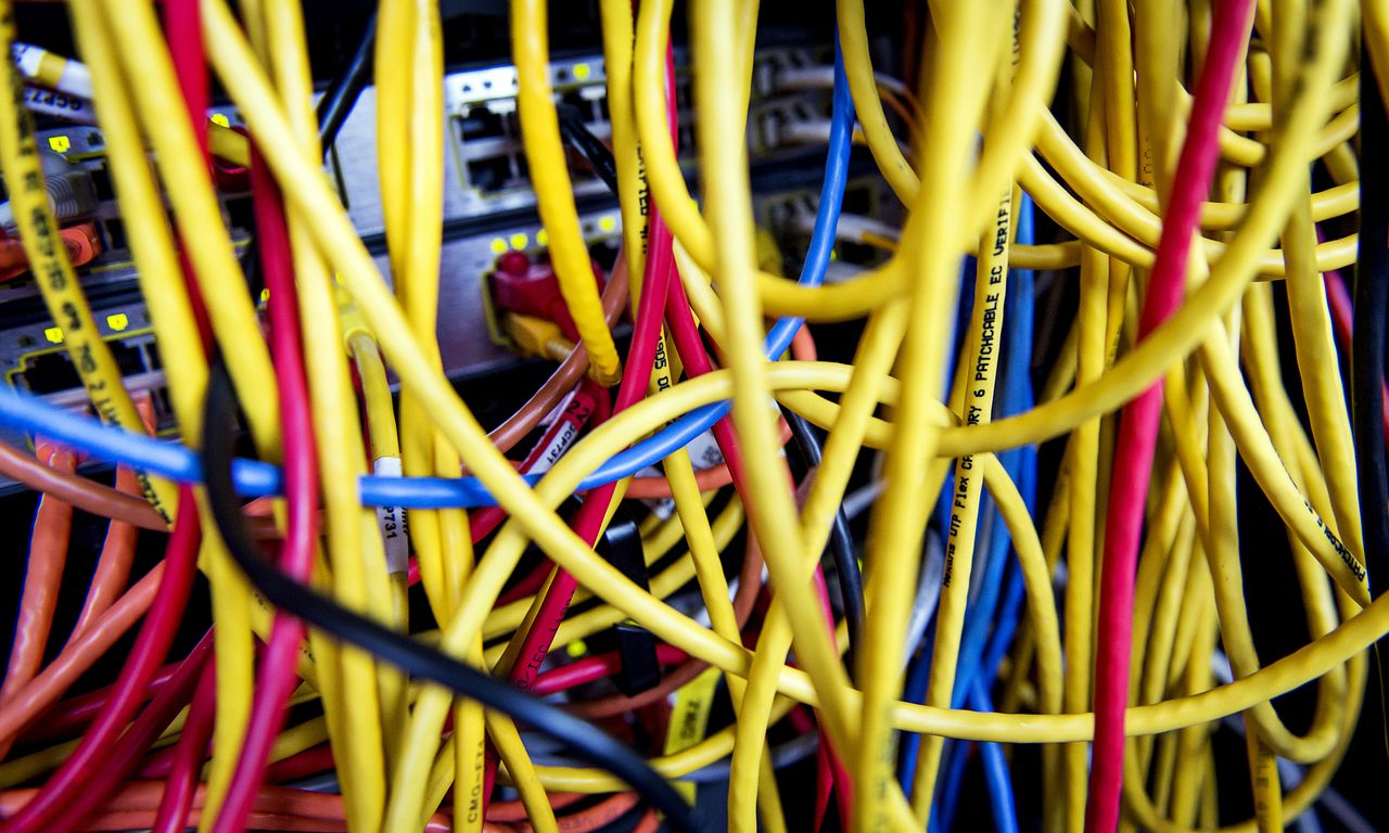 RIJSWIJK - Kabels in een serverruimte. Criminelen gebruiken steeds vaker gebruik van netwerken in Nederland om cyberaanvallen te plegen. ANP XTRA KOEN VAN WEEL
