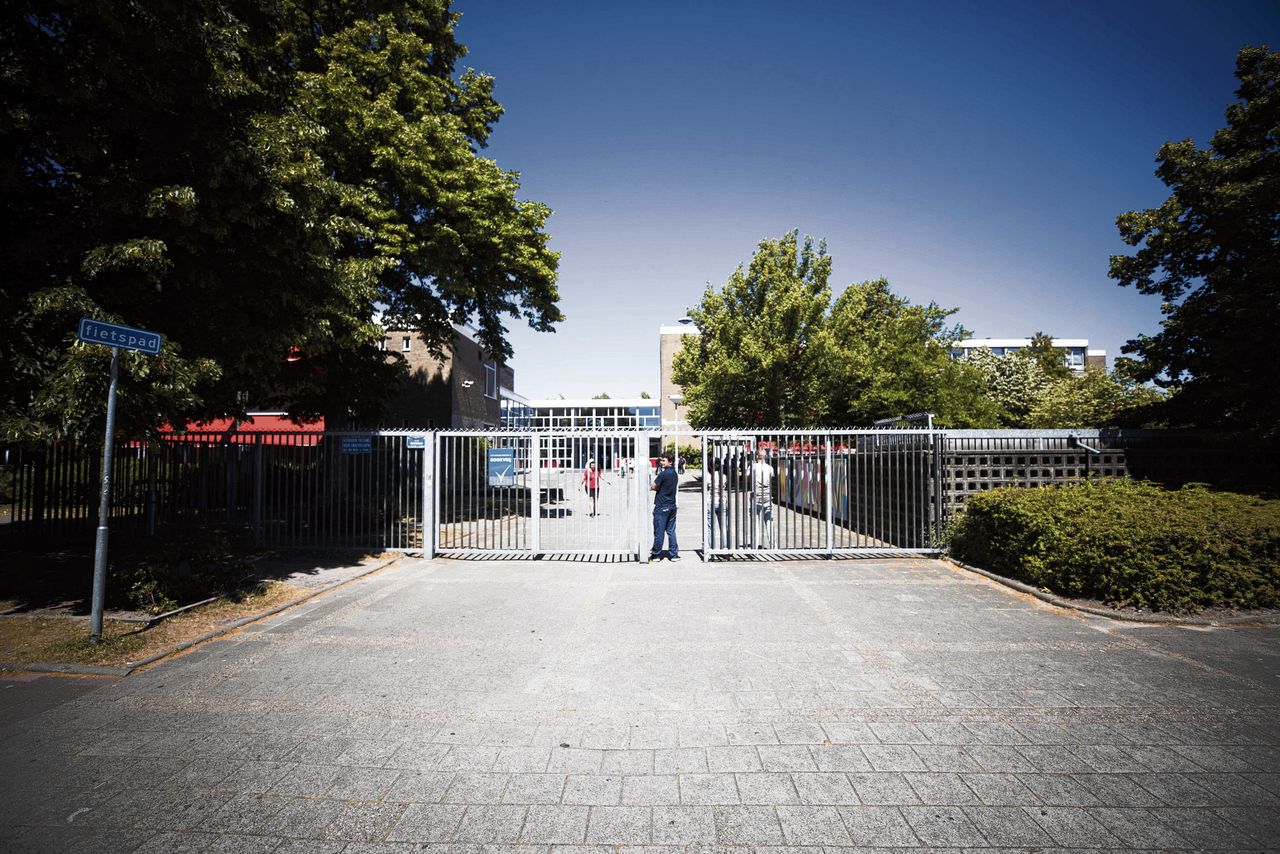 Het hek bij het schoolplein van het Rijswijks Lyceum, waar vier docenten zijn ontslagen wegens examenfraude.