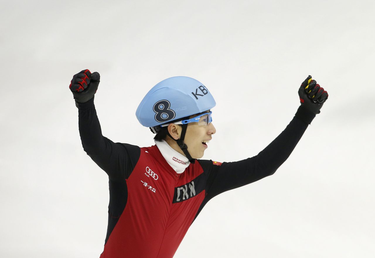 Han Tianyu viert het winnen op de 3000 meter.
