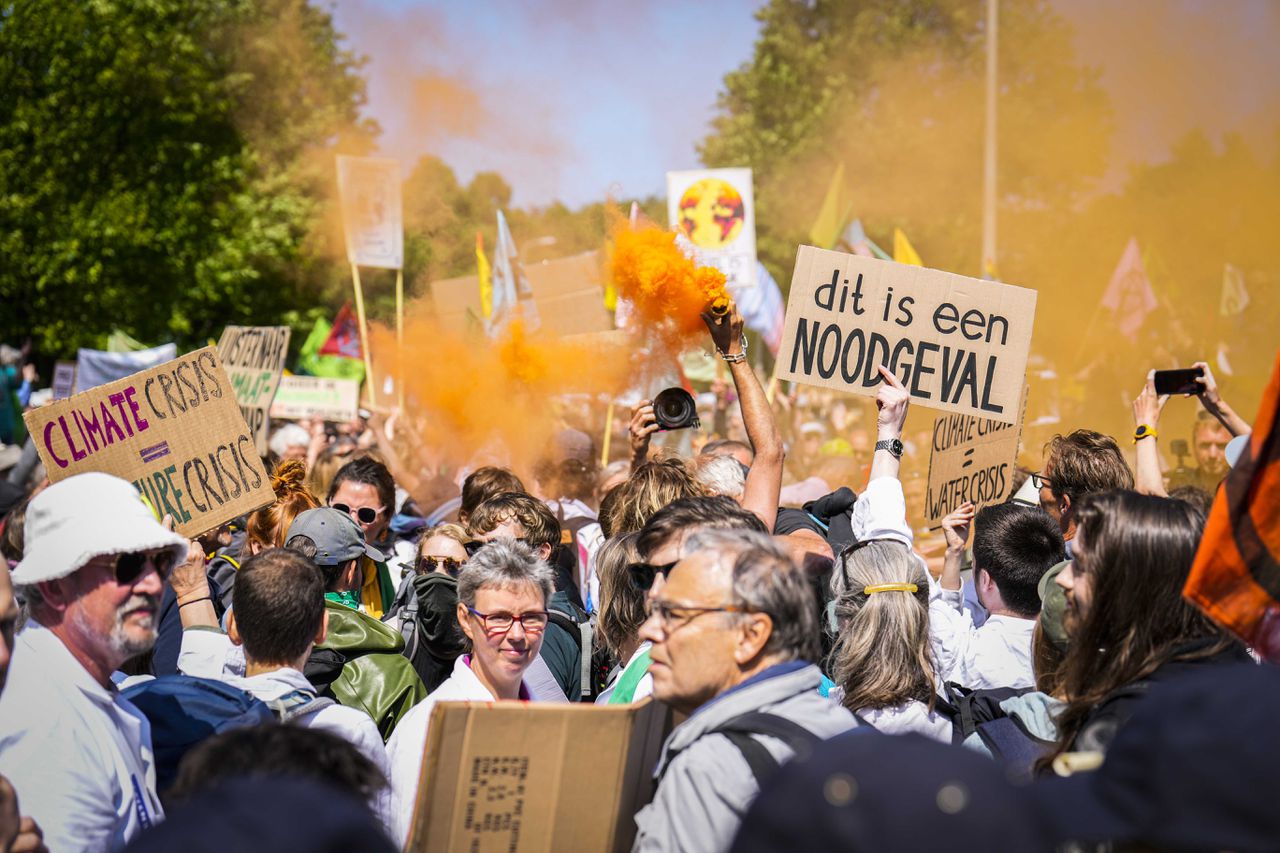 Klimaatprotest tegen fossiele subsidies van start, ME blokkeert XR-demonstranten bij A12 