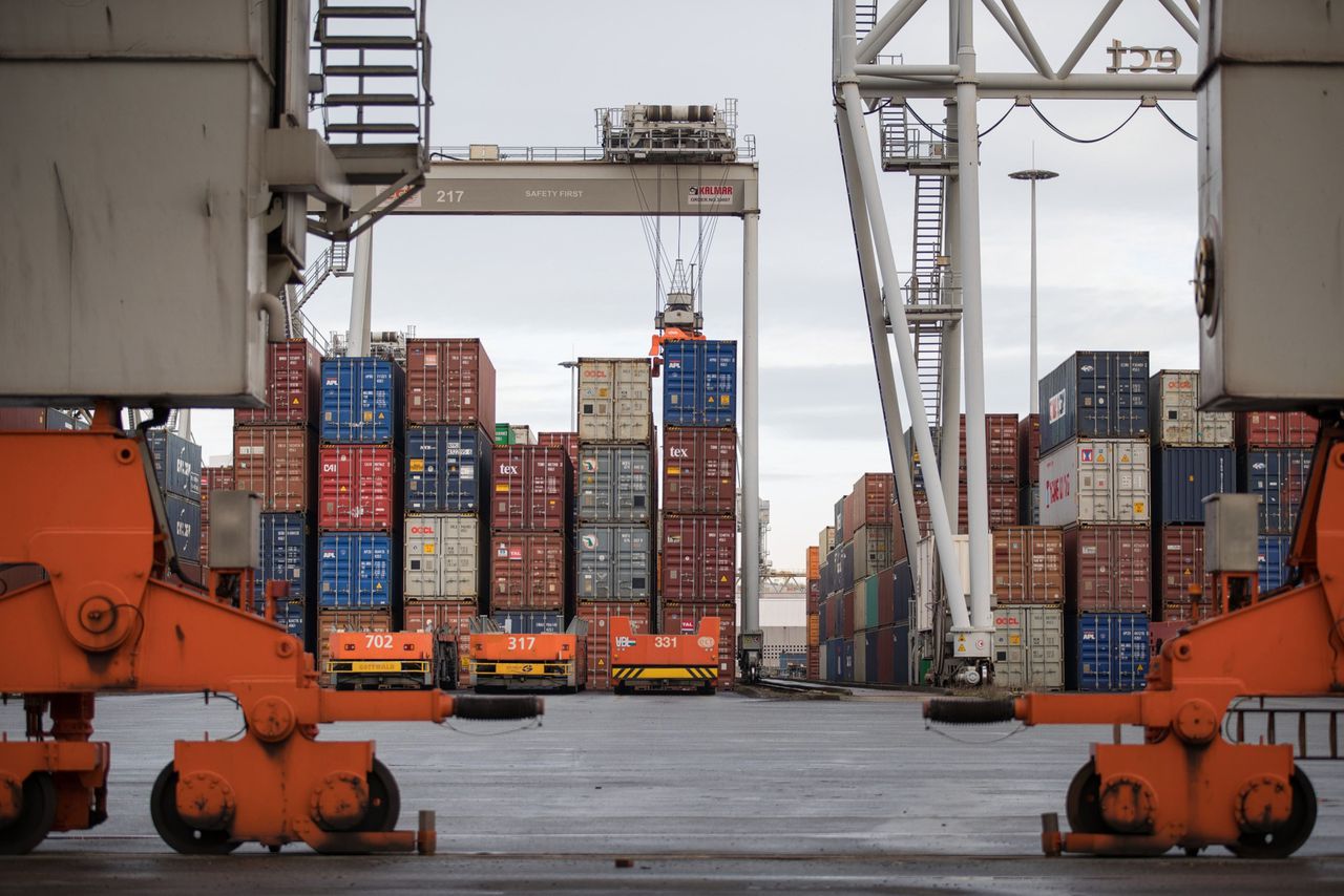 45 procent van de containers die in Rotterdam wordt verwerkt, komt normaal gesproken uit Azië, of gaat ernaartoe.