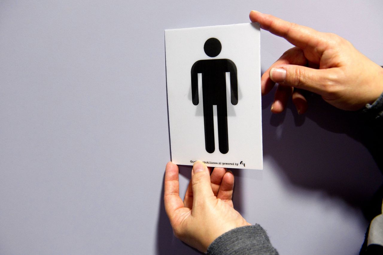 Sticker voor een genderneutrale wc.