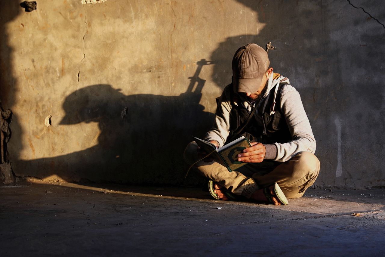 Een soldaat van het Vrije Syrische Leger leest de Koran.
