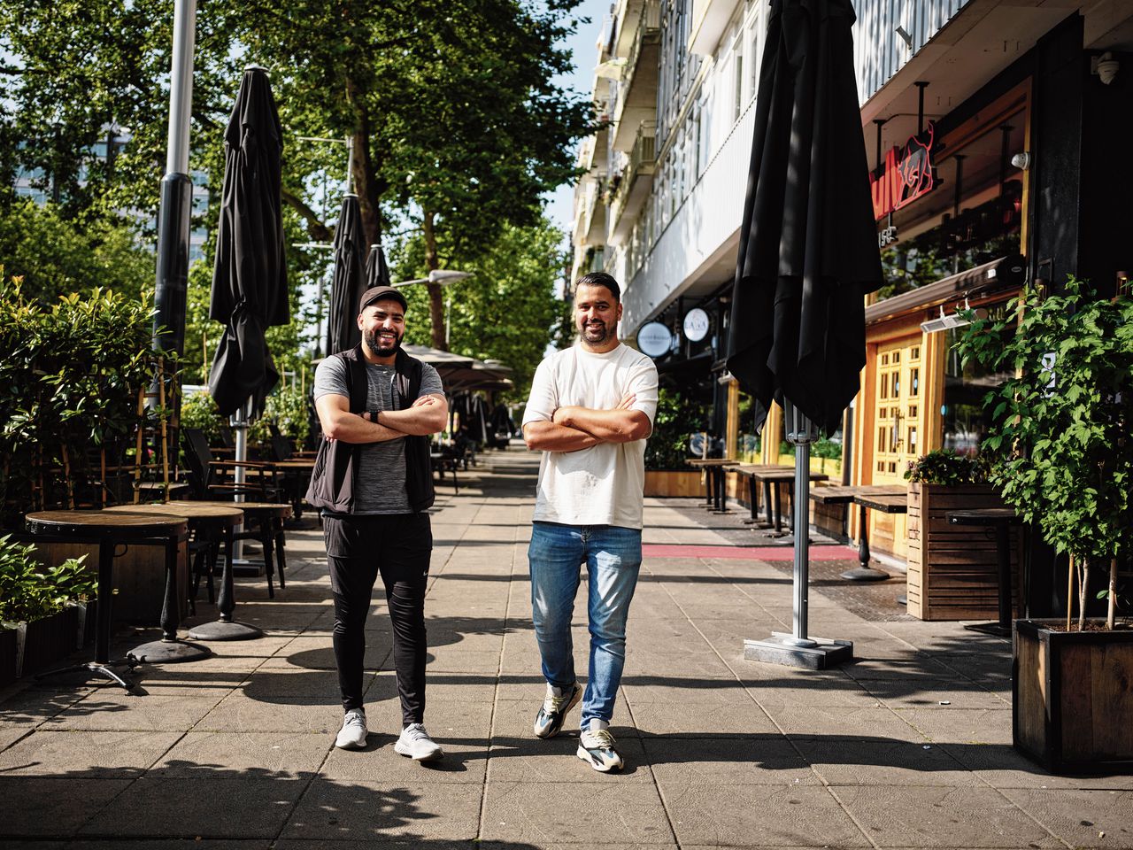 Jongerenwerkers Mohammed Azzamouri (l) en Bilal Saïdi op Plein ’40-‘45 in Amsterdam Nieuw-West.