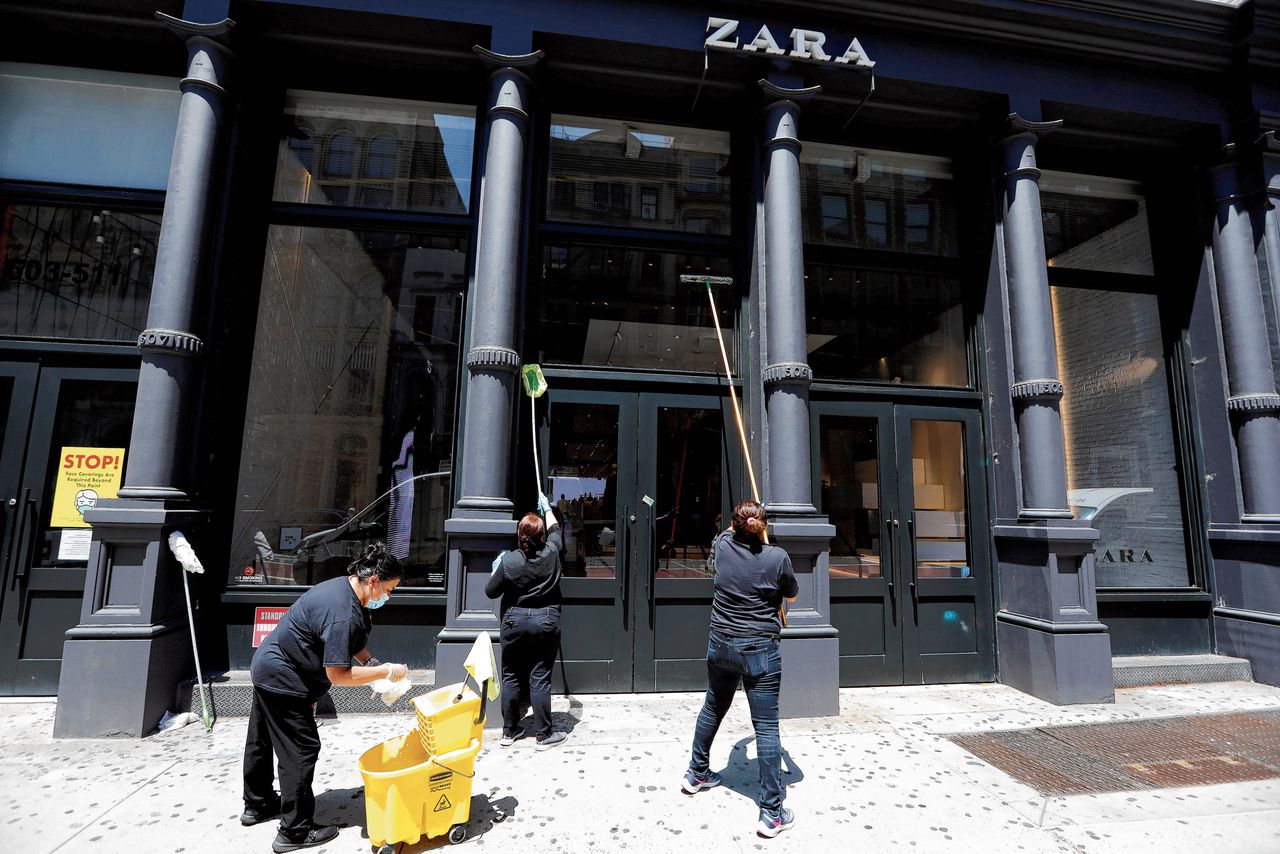Grote schoonmaak bij een winkel van Zara in New York, afgelopen juni.