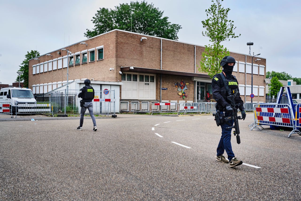 Bij de extra beveiligde rechtbank de Bunker in Amsterdam zijn extreme veiligheidsmaatregelen van kracht.