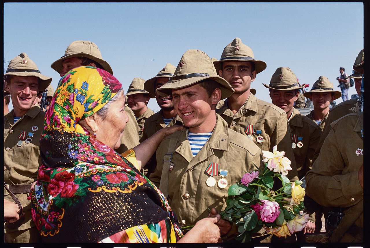 Oezbeekse vrouw groet de uit Afghanistan terugkerende Sovjettroepen