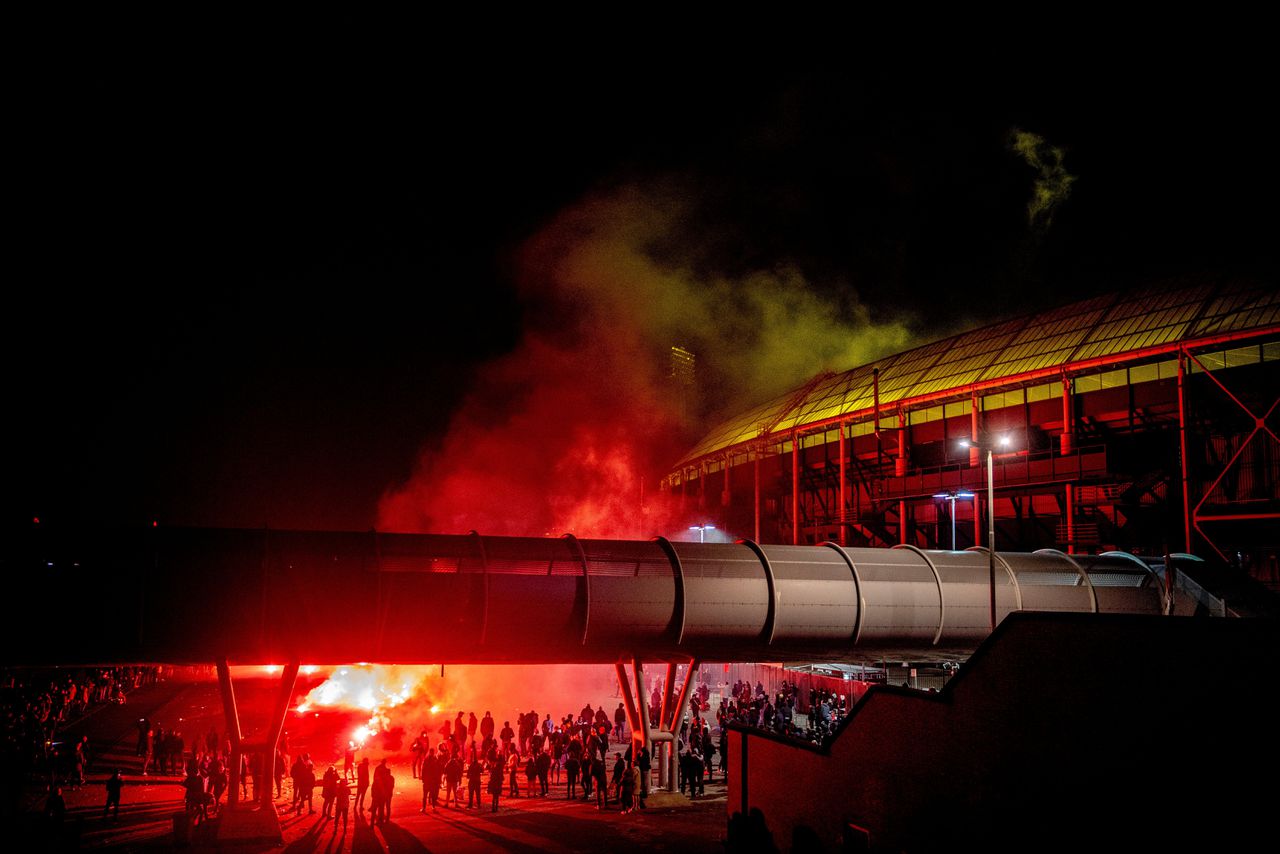 De ene na de andere vuilcontainer ging zaterdagavond voor de Kuip in Rotterdam in vlammen op.