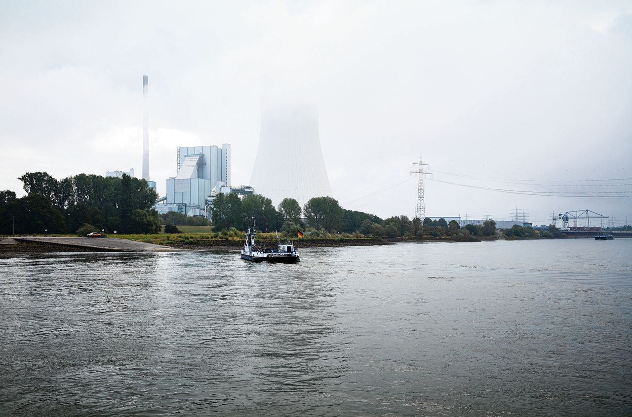 Het lage waterpeil op de Rijn deze zomer belemmerde de scheepvaart.